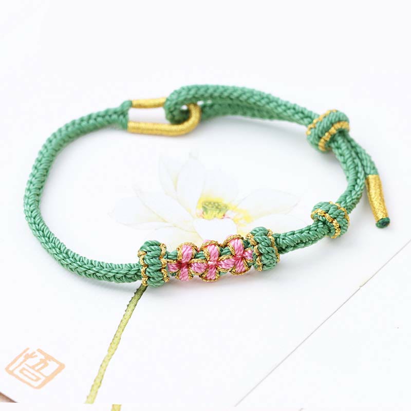 Pulsera trenzada de ocho hebras con tres flores de melocotón hecha a mano de Mythstone