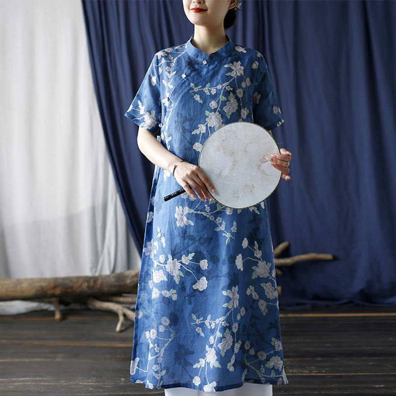 Vestido cheongsam de manga corta con ramas y flores azules y blancas de lino y ramio de Mythstone 