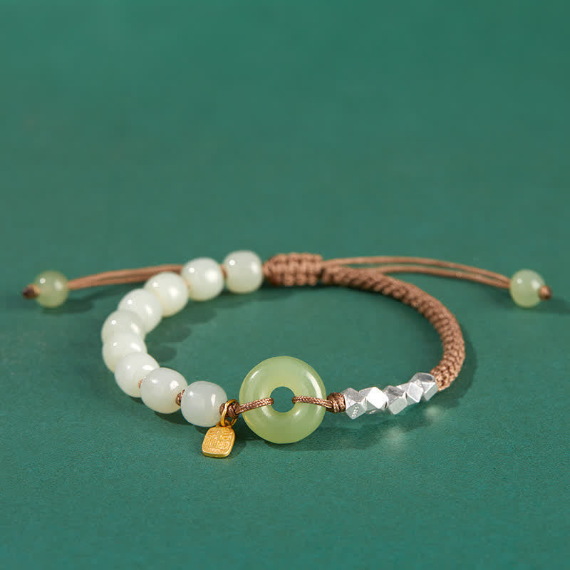 Pulsera con dijes de suerte y felicidad con hebilla de paz de jade hetiano en plata de ley 925 de Mythstone