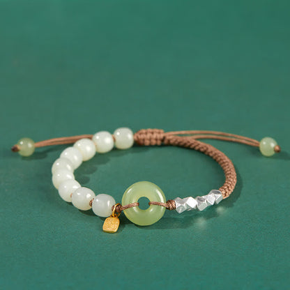 Pulsera con dijes de suerte y felicidad con hebilla de paz de jade hetiano en plata de ley 925 de Mythstone