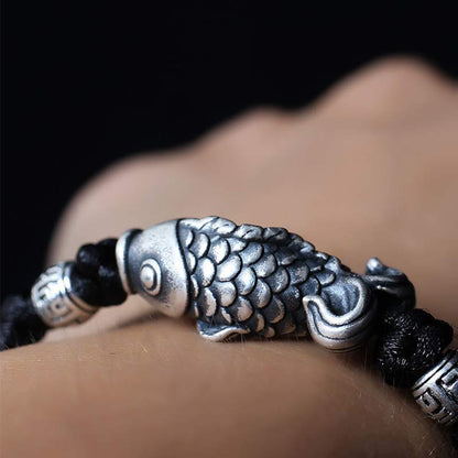 Pulsera trenzada de plata con pez koi de la suerte Mythstone