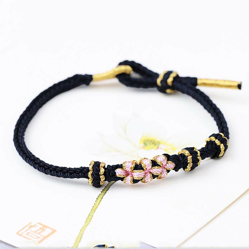 Pulsera trenzada de ocho hebras con tres flores de melocotón hecha a mano de Mythstone