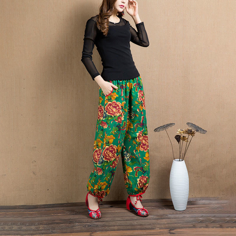 Pantalones harén con estampado de flores rojas y verdes de estilo étnico Mythstone y bolsillos 