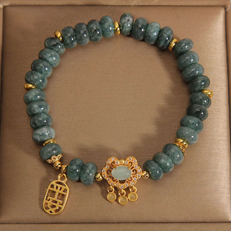 Pulsera de jade natural con candado chino Mythstone que simboliza la paz, la suerte y la abundancia 