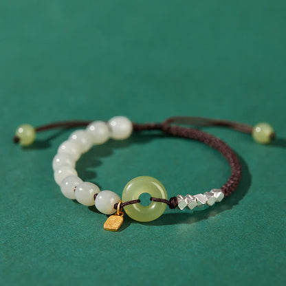 Pulsera con dijes de suerte y felicidad con hebilla de paz de jade hetiano en plata de ley 925 de Mythstone