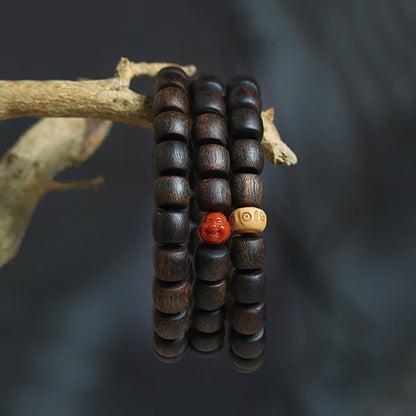 Pulsera de meditación de fuerza ósea tibetana con Buda sonriente y jade cian de ágata roja de madera de agar Bai Qinan de Mythstone Nha Trang