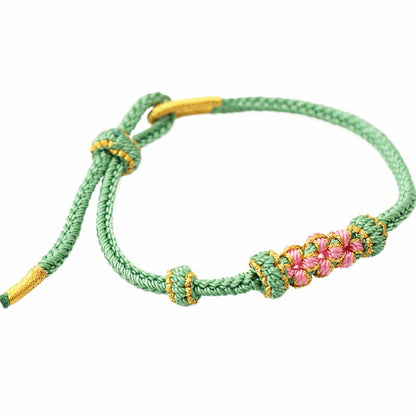 Pulsera trenzada de ocho hebras con tres flores de melocotón hecha a mano de Mythstone