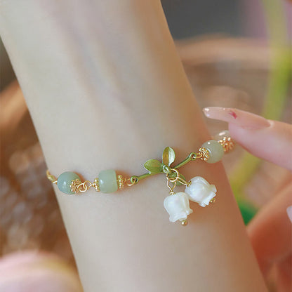 Pulsera de cadena de prosperidad con cuentas de jade verde y lirio de los valles Mythstone