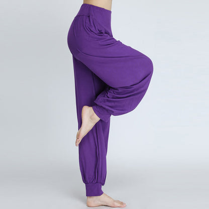 Pantalones largos tipo harén para yoga y danza de modal en color liso de Mythstone 