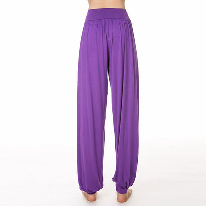 Pantalones largos tipo harén para yoga y danza de modal en color liso de Mythstone 