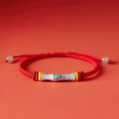 Pulsera de plata de ley 999 con hilo rojo de bambú y luz de Mythstone 