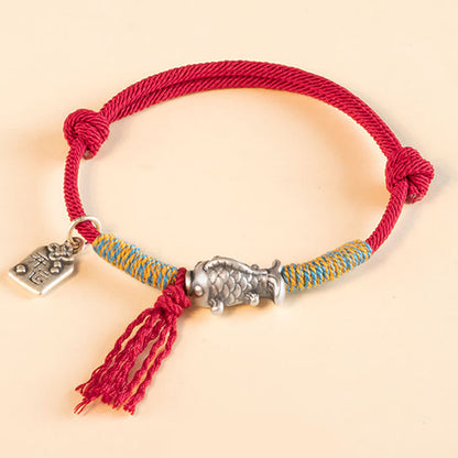 Pulsera de plata de ley 999 con hilo rojo y protección de peces koi de la suerte de Mythstone 