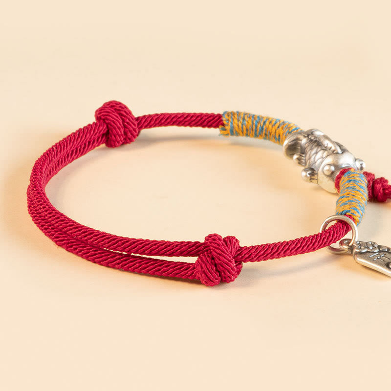 Pulsera de plata de ley 999 con hilo rojo y protección de peces koi de la suerte de Mythstone 