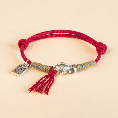 Pulsera de plata de ley 999 con hilo rojo y protección de peces koi de la suerte de Mythstone 