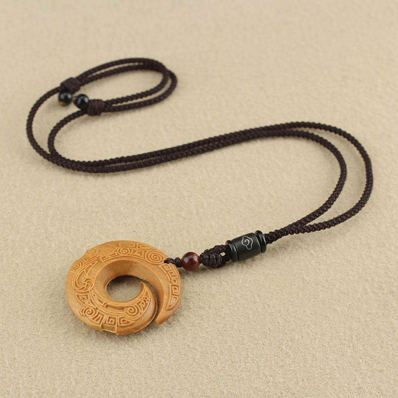 Colgante de collar con diseño de piedra mítica de madera de ébano y sándalo que mejora la suerte