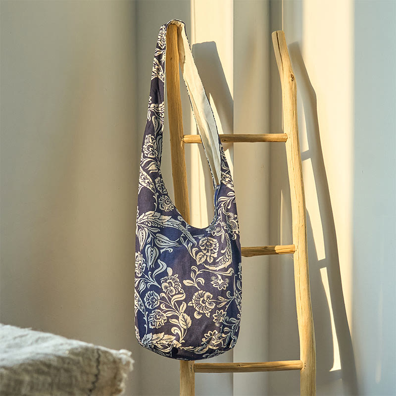 Bolso bandolera de algodón con estampado de flores en azul marino y blanco de Mythstone 