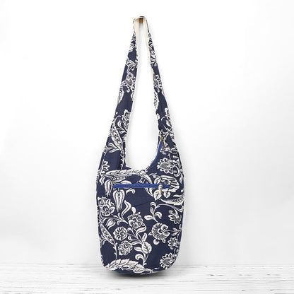 Bolso bandolera de algodón con estampado de flores en azul marino y blanco de Mythstone 