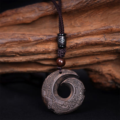 Colgante de collar con diseño de piedra mítica de madera de ébano y sándalo que mejora la suerte