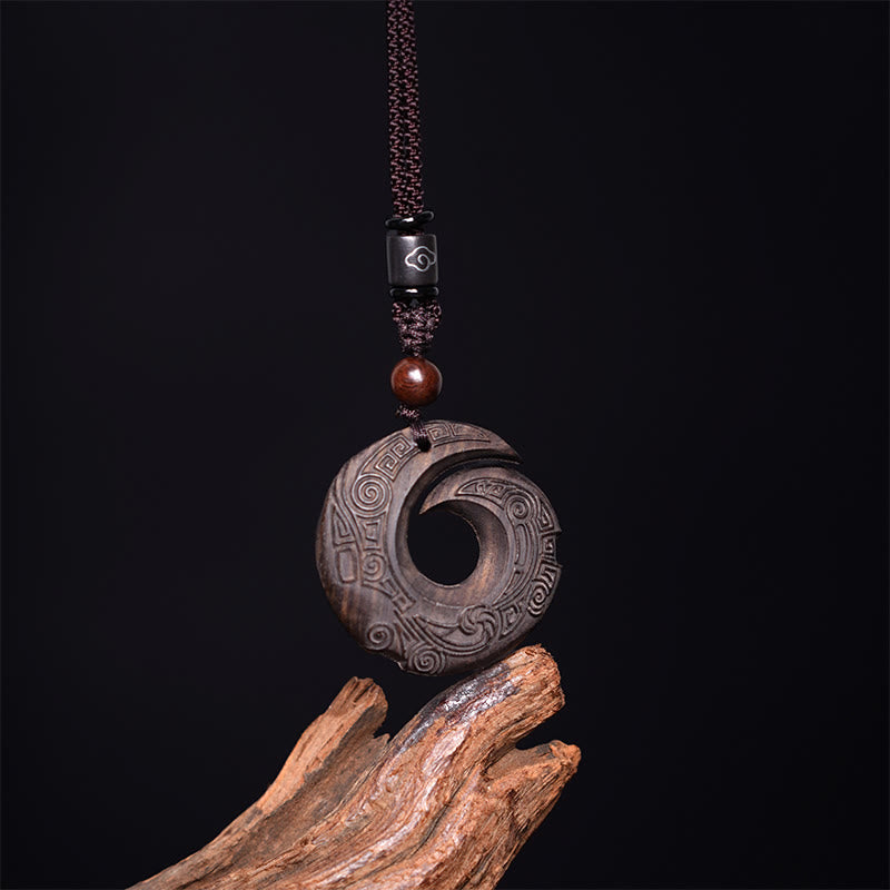 Colgante de collar con diseño de piedra mítica de madera de ébano y sándalo que mejora la suerte