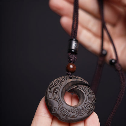 Colgante de collar con diseño de piedra mítica de madera de ébano y sándalo que mejora la suerte