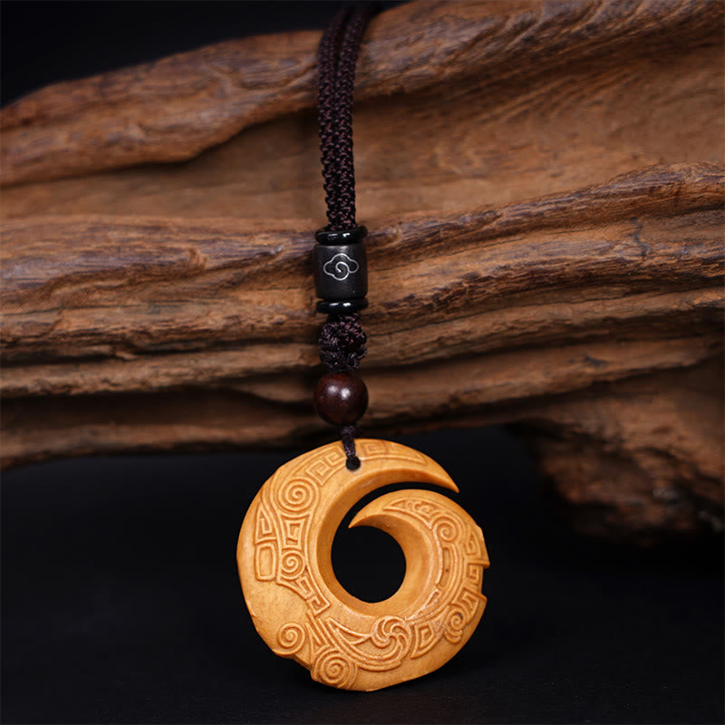 Colgante de collar con diseño de piedra mítica de madera de ébano y sándalo que mejora la suerte