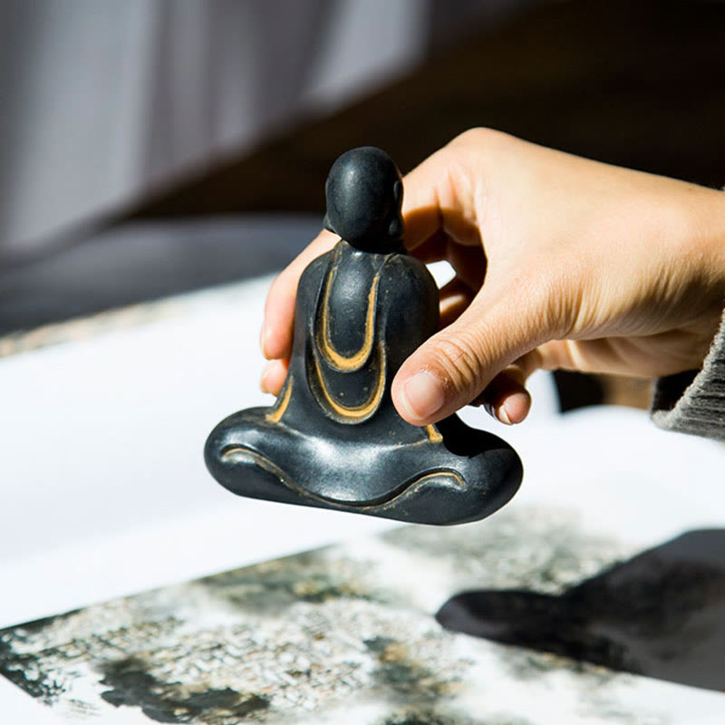 Estatua de resina fundida con óxido de hierro en polvo de Buda tibetano Mythstone para decoración de escritorio