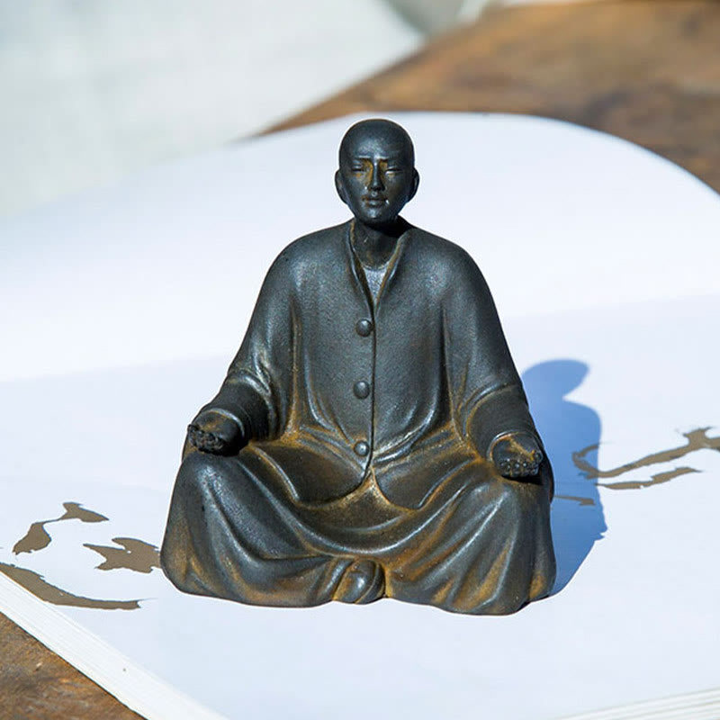 Estatua de resina fundida con óxido de hierro en polvo de monje meditando y rezando de Mythstone para decoración del hogar