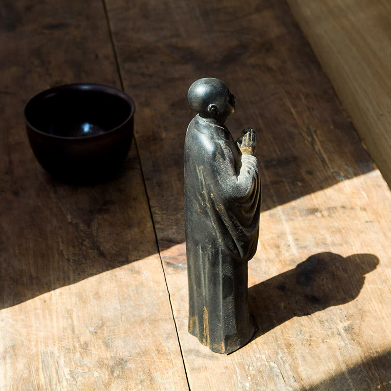 Estatua de resina fundida con óxido de hierro en polvo de monje meditando y rezando de Mythstone para decoración del hogar