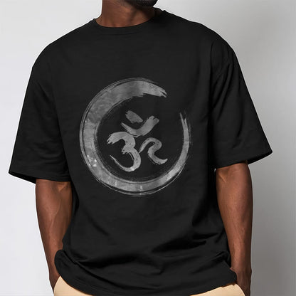 Camiseta con el mantra OM en sánscrito de Mythstone 