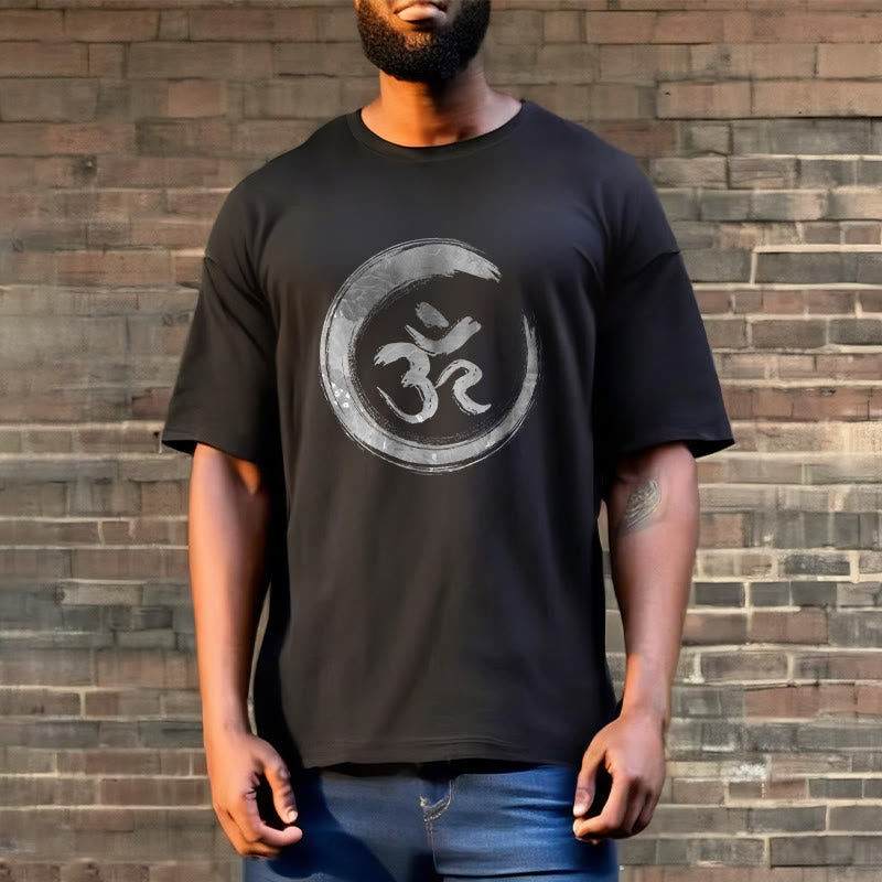 Camiseta con el mantra OM en sánscrito de Mythstone 