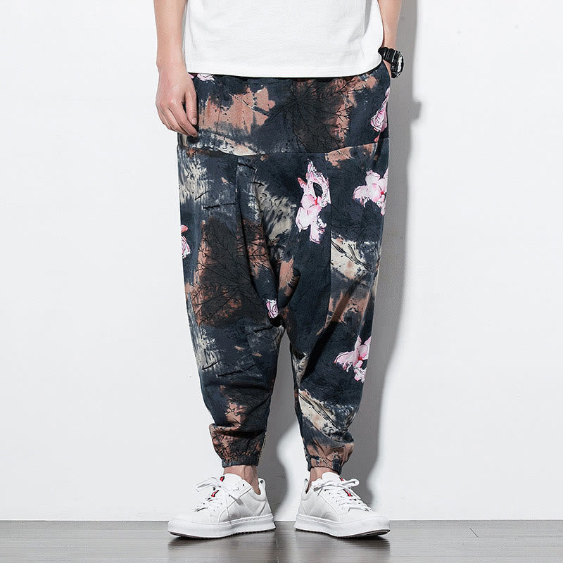 Pantalones harén largos de algodón con bolsillos y estampado de tinta de loto rosa de Mythstone para hombre 