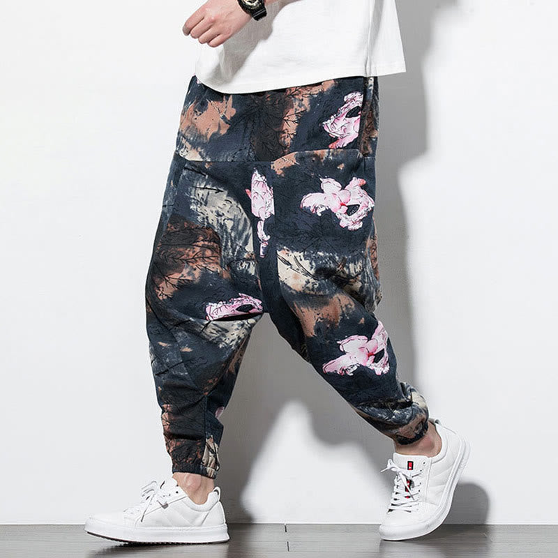 Pantalones harén largos de algodón con bolsillos y estampado de tinta de loto rosa de Mythstone para hombre 