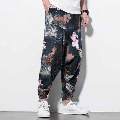 Pantalones harén largos de algodón con bolsillos y estampado de tinta de loto rosa de Mythstone para hombre 