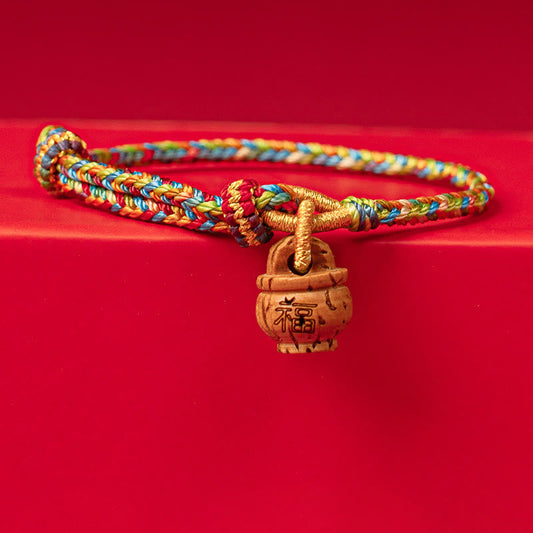 Pulsera de madera de melocotón con el personaje Fu de Mythstone que dice "Seguro y saludable" 