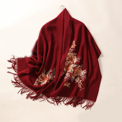 Bufanda de viaje acogedora de invierno con borlas bordadas con flores rojas y rosas de Mythstone