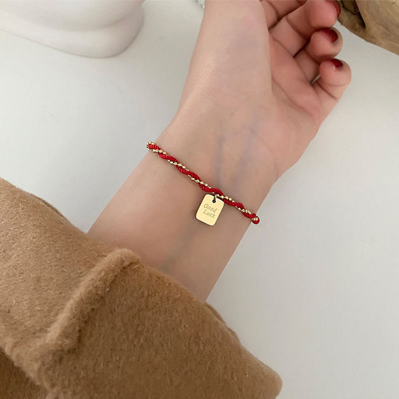 Pulsera de cobre bañada en oro con hilo rojo Mythstone que representa la buena suerte y la fuerza 