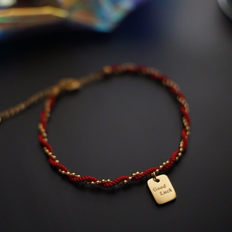 Pulsera de cobre bañada en oro con hilo rojo Mythstone que representa la buena suerte y la fuerza 