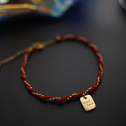 Pulsera de cobre bañada en oro con hilo rojo Mythstone que representa la buena suerte y la fuerza 