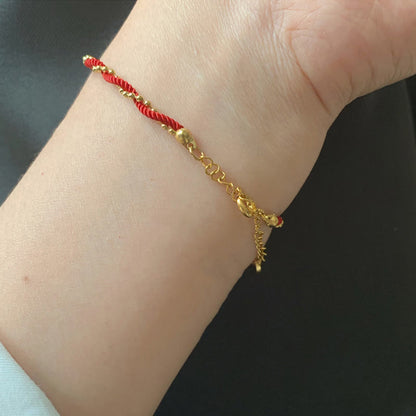 Pulsera de cobre bañada en oro con hilo rojo Mythstone que representa la buena suerte y la fuerza 