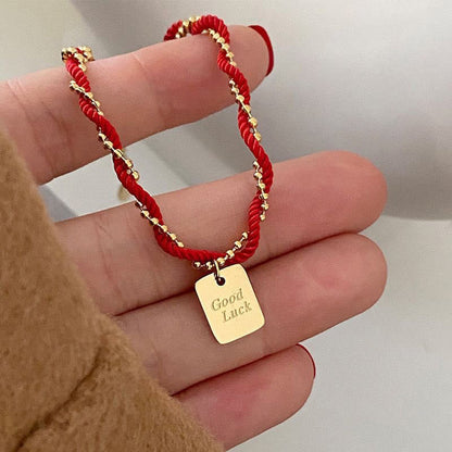 Pulsera de cobre bañada en oro con hilo rojo Mythstone que representa la buena suerte y la fuerza 