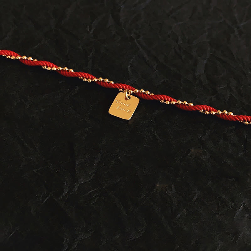 Pulsera de cobre bañada en oro con hilo rojo Mythstone que representa la buena suerte y la fuerza 