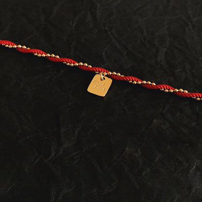 Pulsera de cobre bañada en oro con hilo rojo Mythstone que representa la buena suerte y la fuerza 