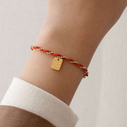 Pulsera de cobre bañada en oro con hilo rojo Mythstone que representa la buena suerte y la fuerza 