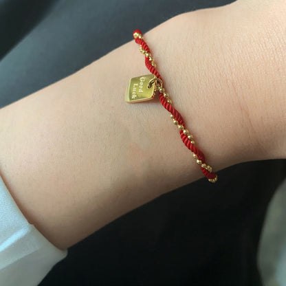 Pulsera de cobre bañada en oro con hilo rojo Mythstone que representa la buena suerte y la fuerza 