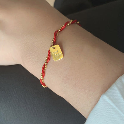 Pulsera de cobre bañada en oro con hilo rojo Mythstone que representa la buena suerte y la fuerza 