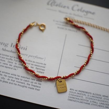 Pulsera de cobre bañada en oro con hilo rojo Mythstone que representa la buena suerte y la fuerza 