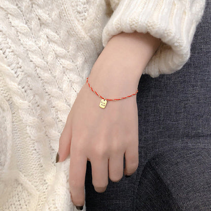 Pulsera de cobre bañada en oro con hilo rojo Mythstone que representa la buena suerte y la fuerza 