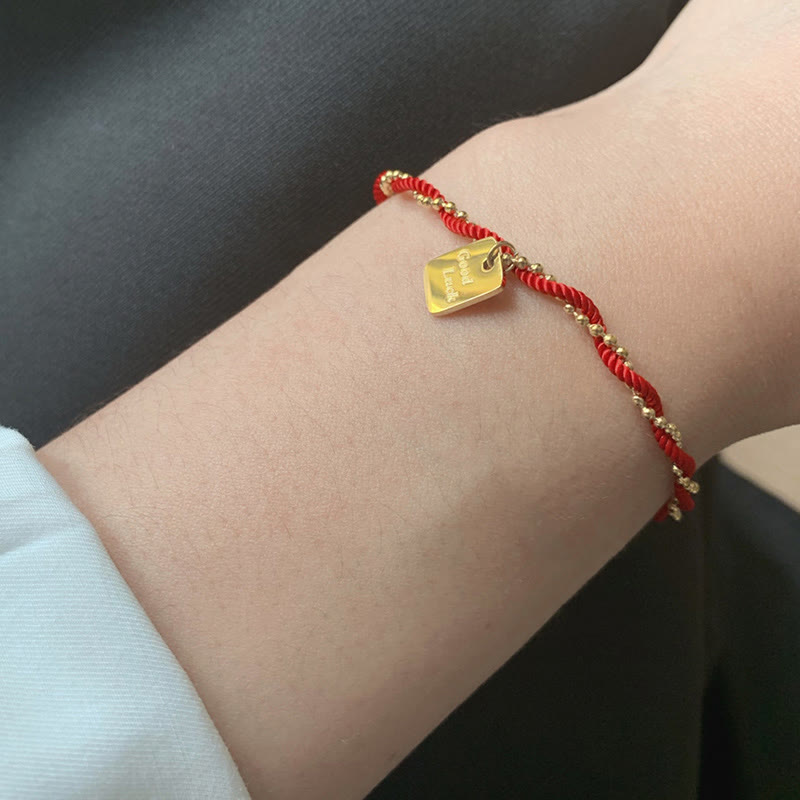 Pulsera de cobre bañada en oro con hilo rojo Mythstone que representa la buena suerte y la fuerza 