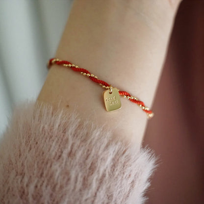 Pulsera de cobre bañada en oro con hilo rojo Mythstone que representa la buena suerte y la fuerza 