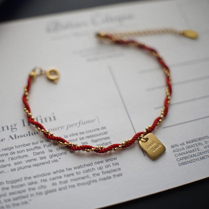 Pulsera de cobre bañada en oro con hilo rojo Mythstone que representa la buena suerte y la fuerza 